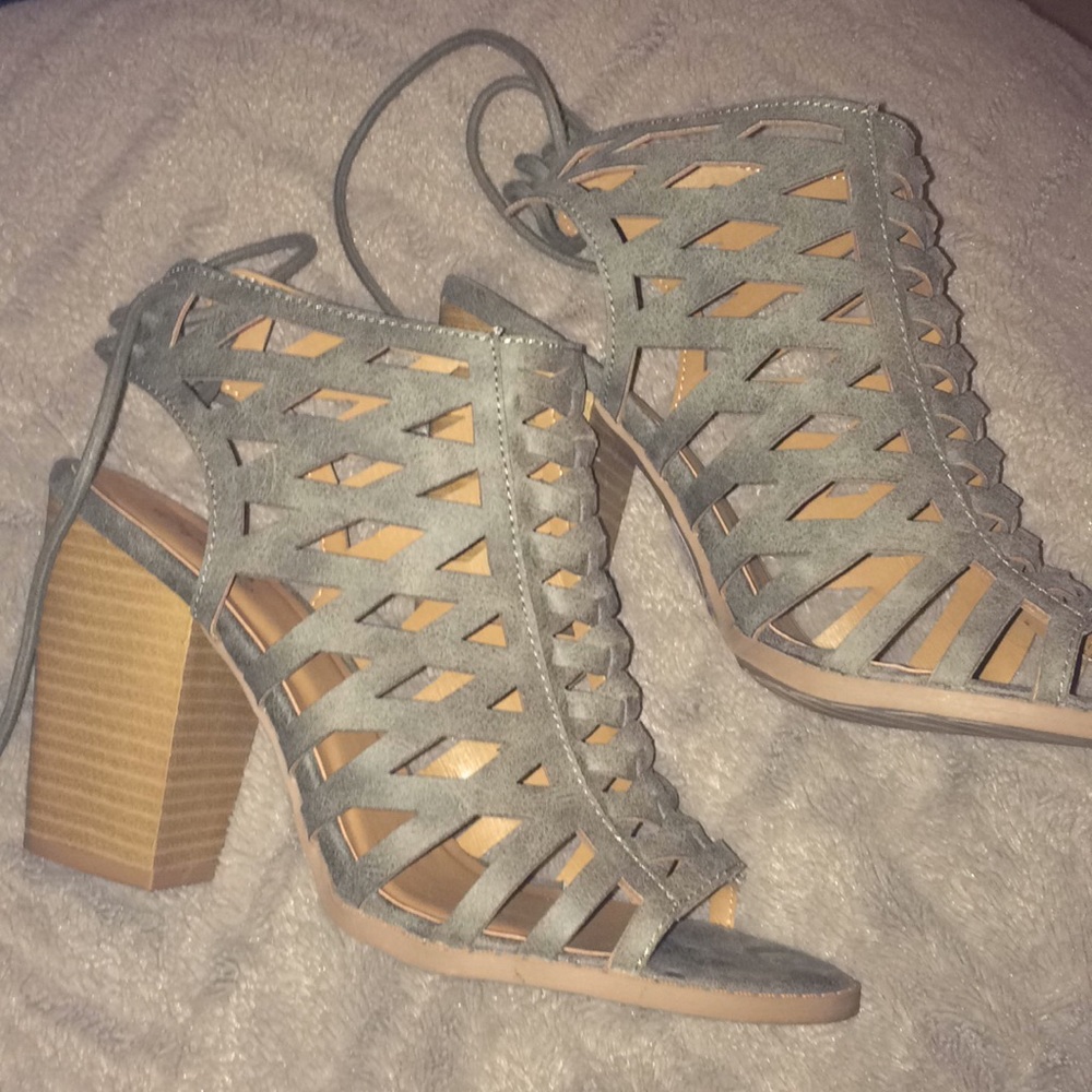 Gorgeous olive heels!!